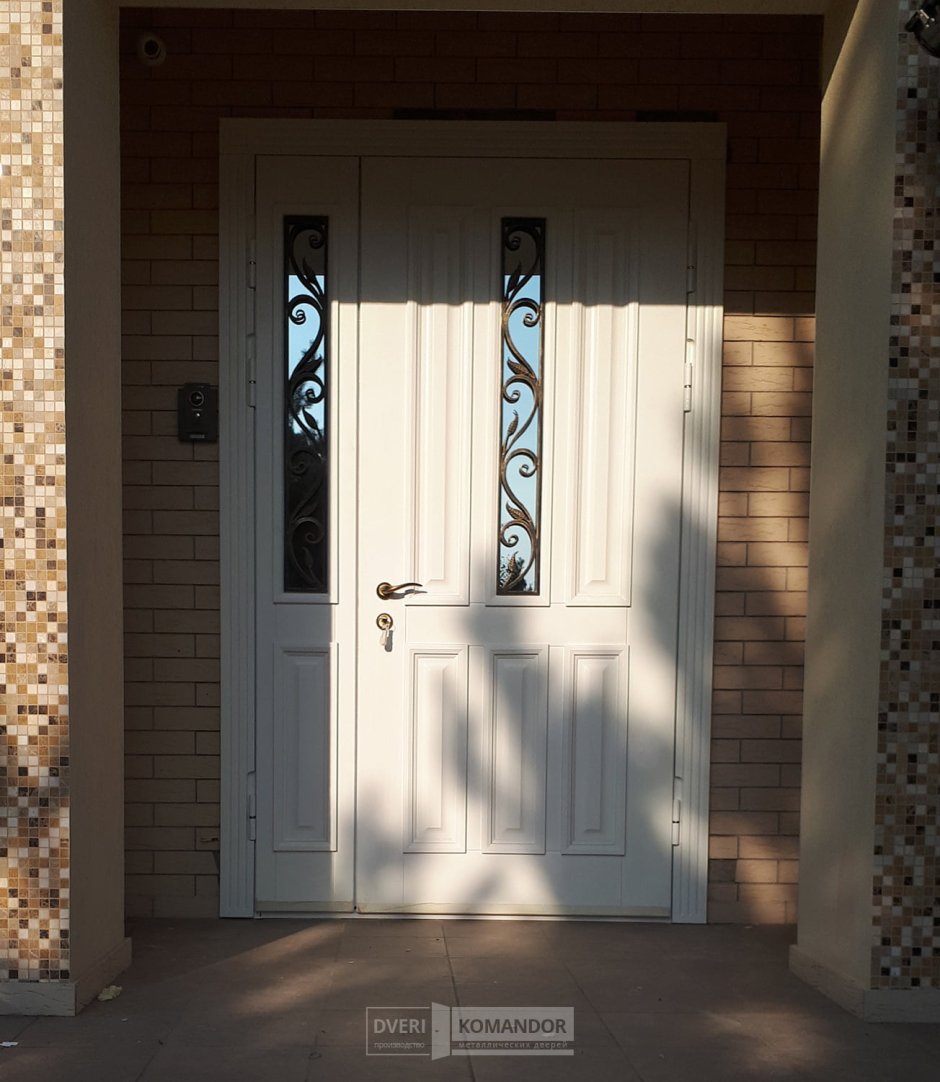 Дверь со стеклом входная