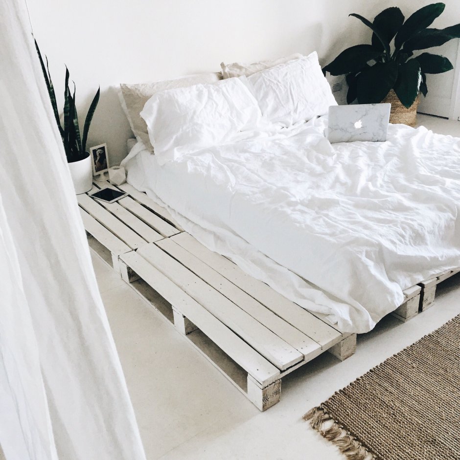 Кровать из поддонов в белом стиле лофт