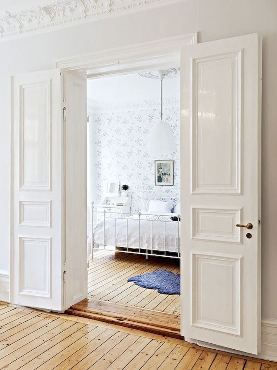 Белые двери в интерьере загородного дома
