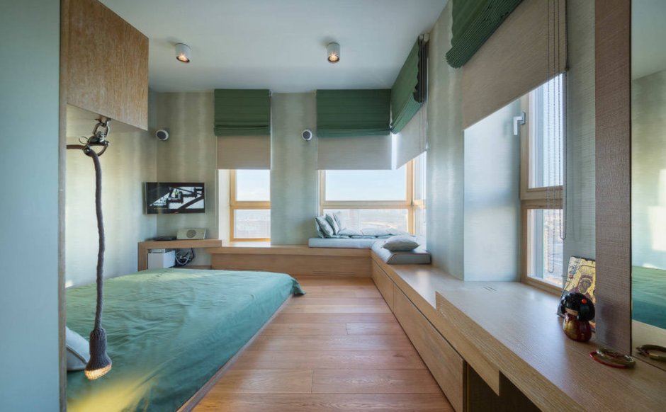Кровать-подиум у панорамного окна