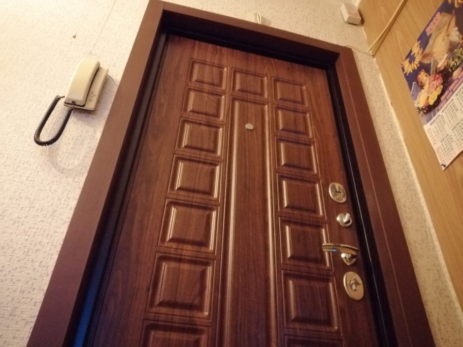 Установка дверей в квартирных холлах