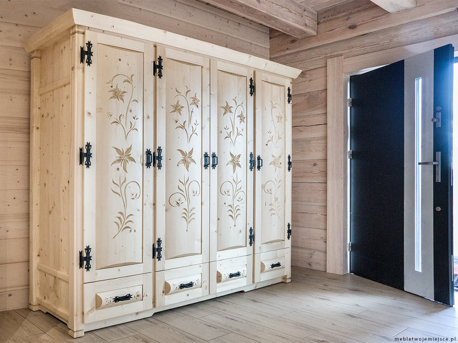 Деревянный шкаф в деревянном доме