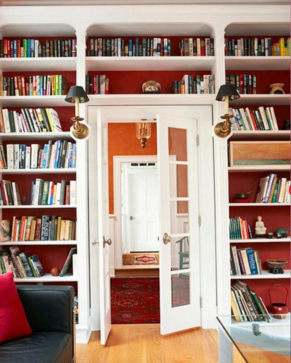 Книжный шкаф вокруг двери