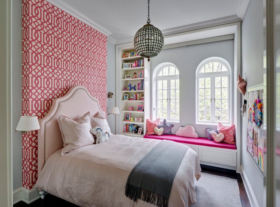 Красивая спальня для девочки с книгами