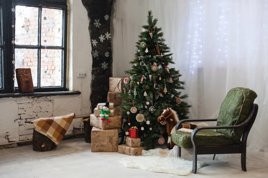 Новогодняя елка в Сканди стиле интерьер с камином