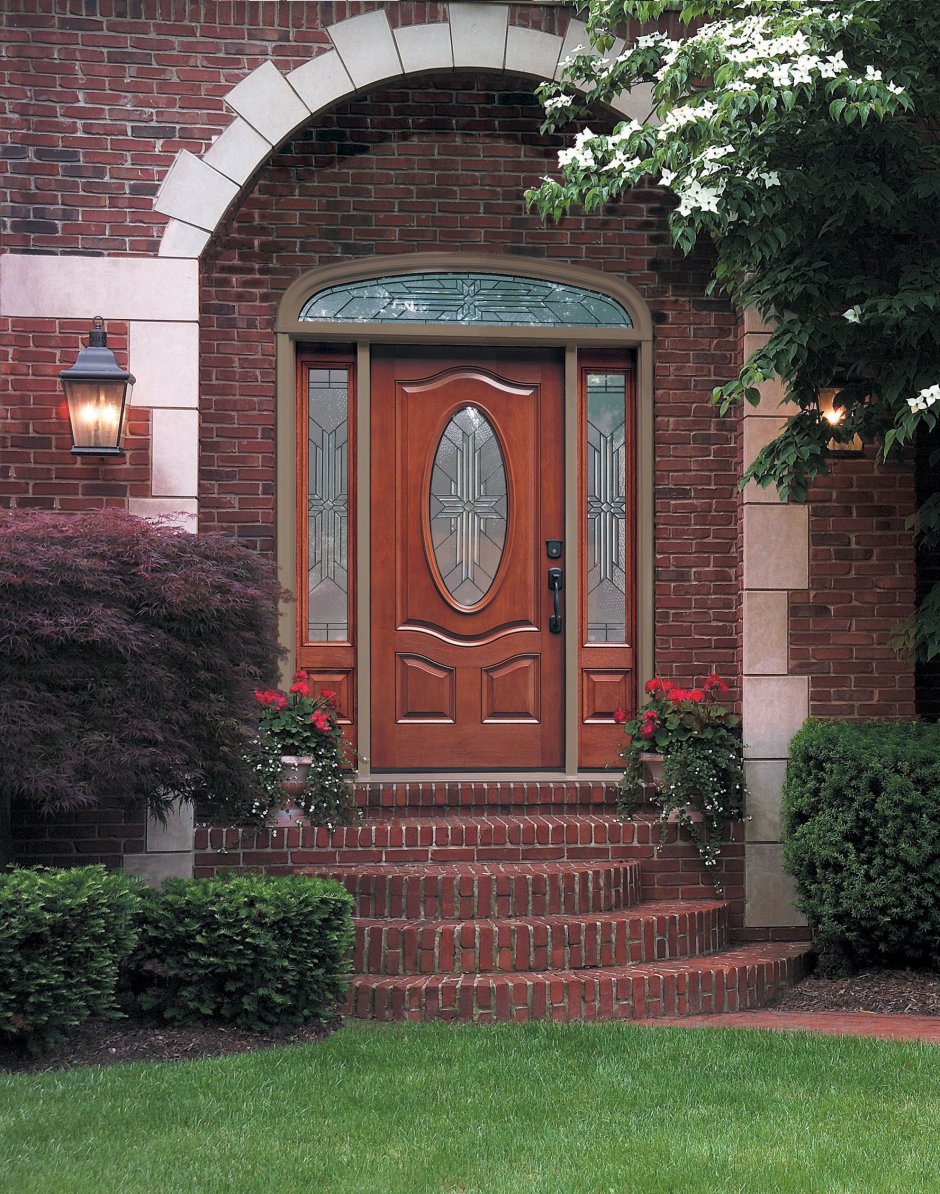 Красивая дверь в дом
