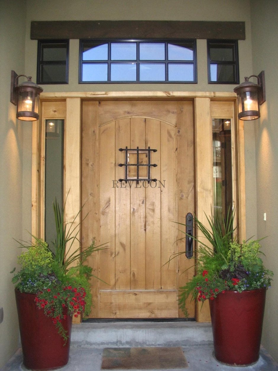 Деревянная дверь в частный дом