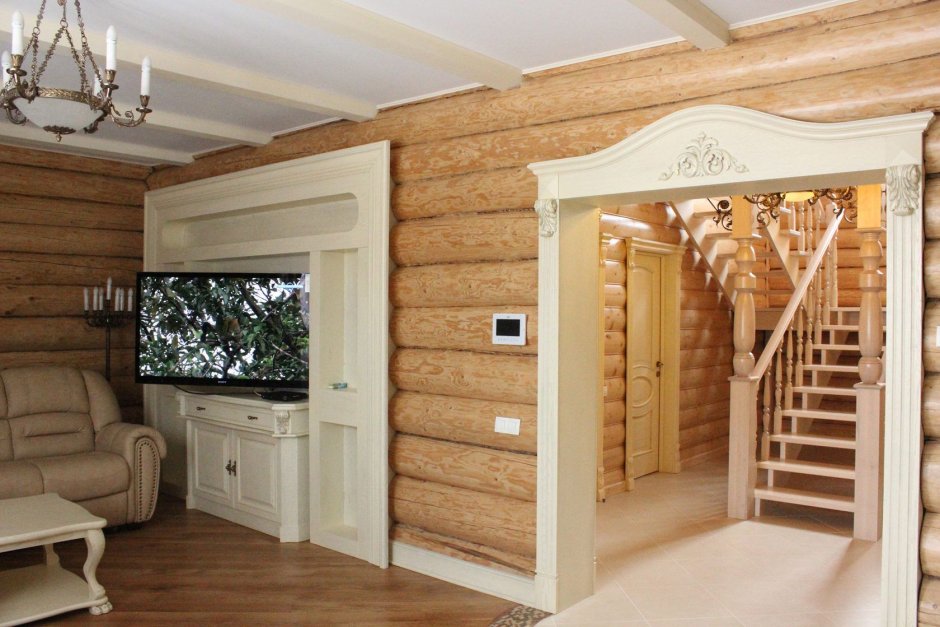 Двери в деревянном доме