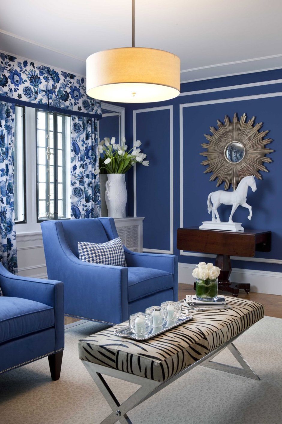 Синяя мебель в интерьере гостиной
