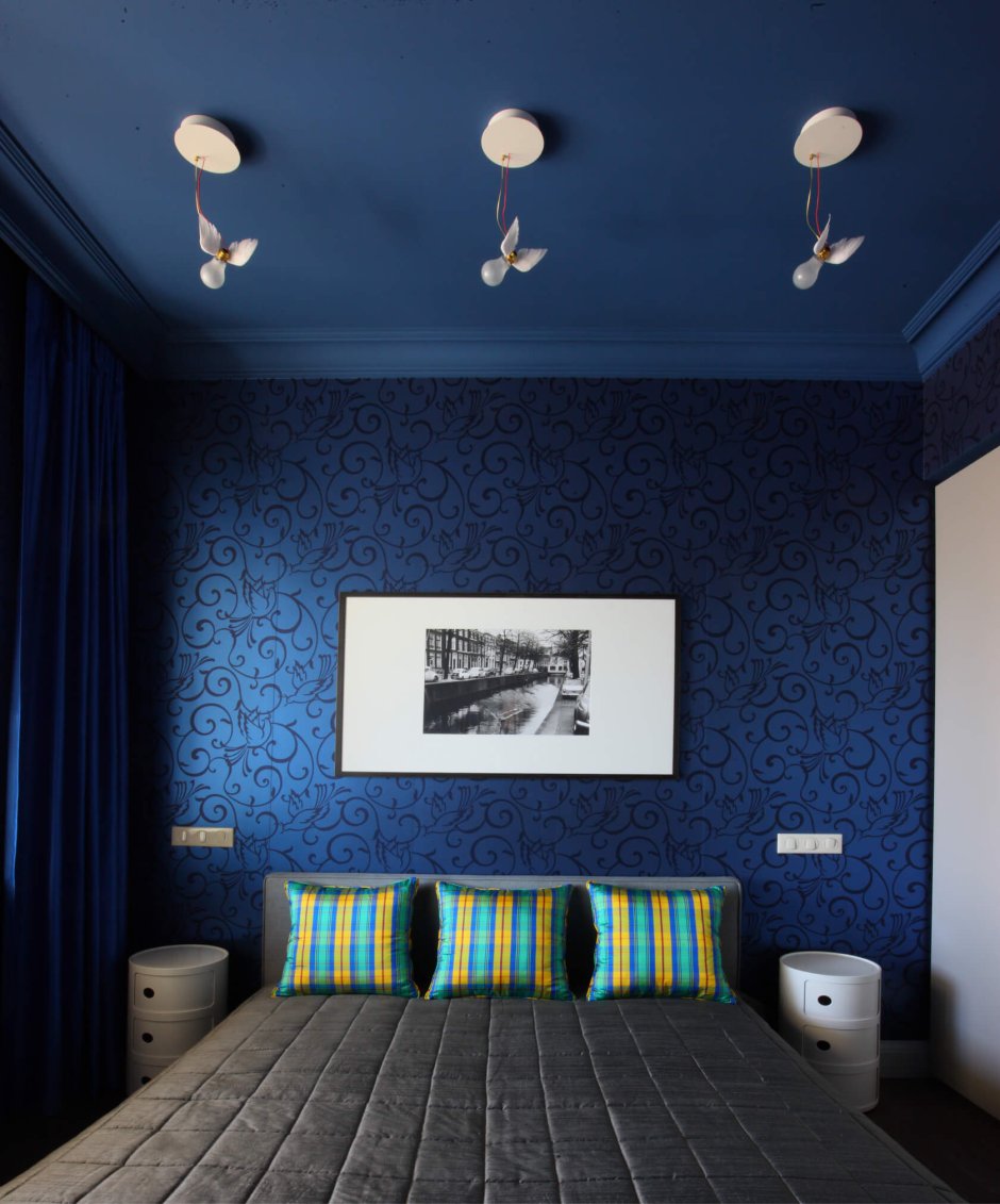 Комната с синими стенами