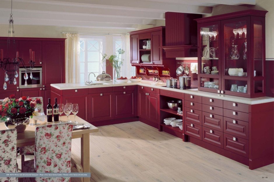 Кухонный гарнитур бордового цвета