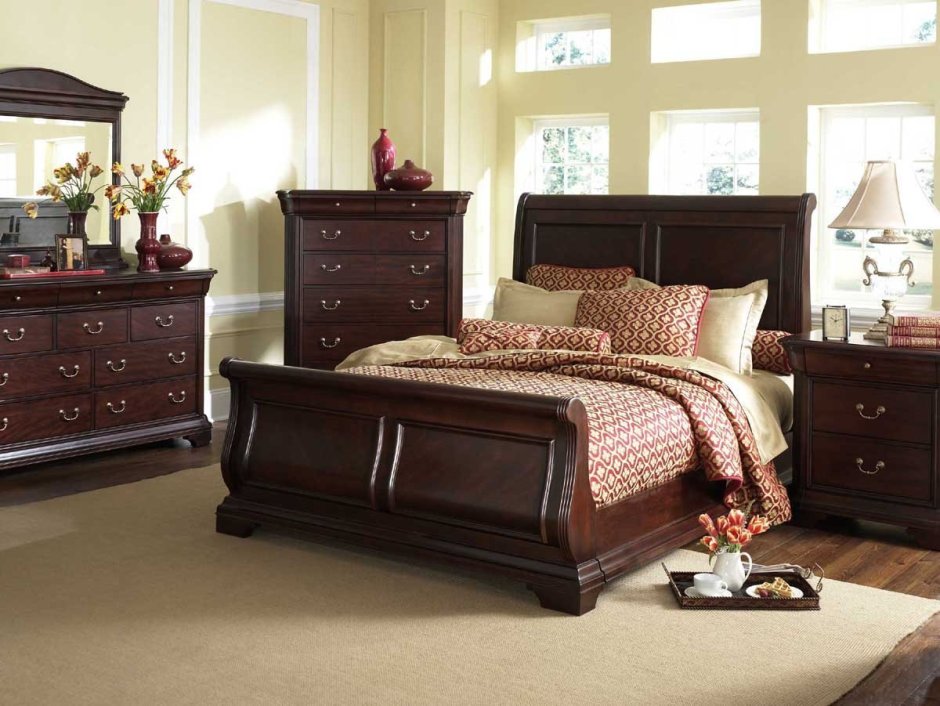 Спальня со светло коричневой мебелью