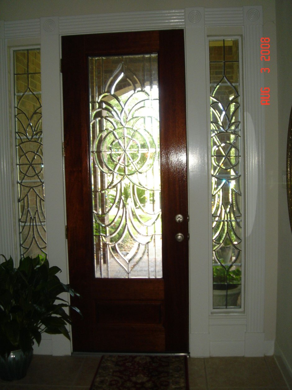 Красивые витражные двери в классическом стиле