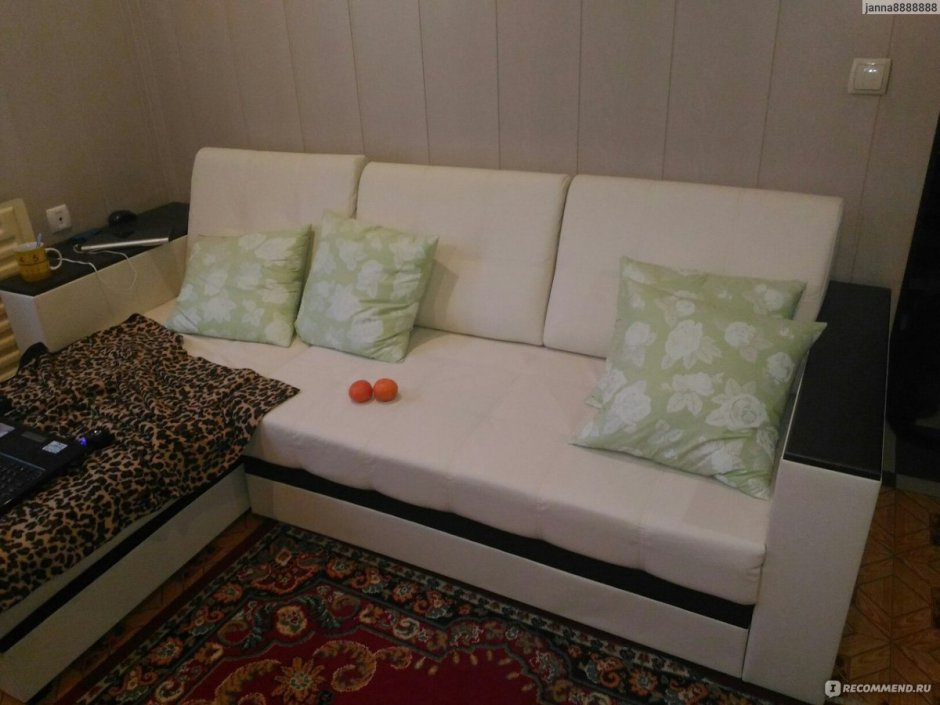 Много мебели зеленый диван