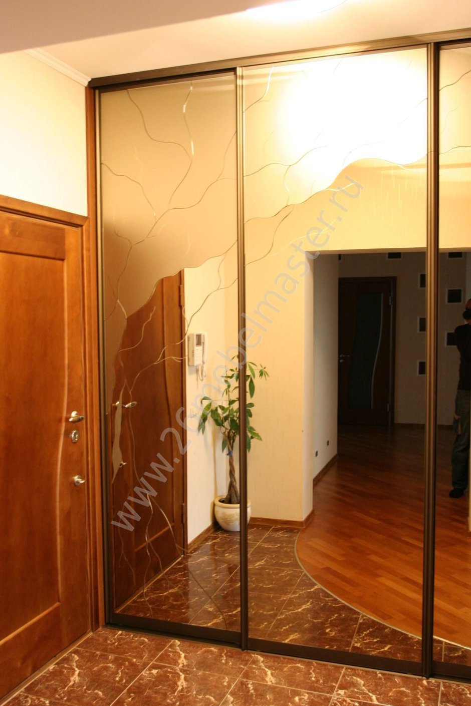 Встроенный шкаф с зеркальными дверями
