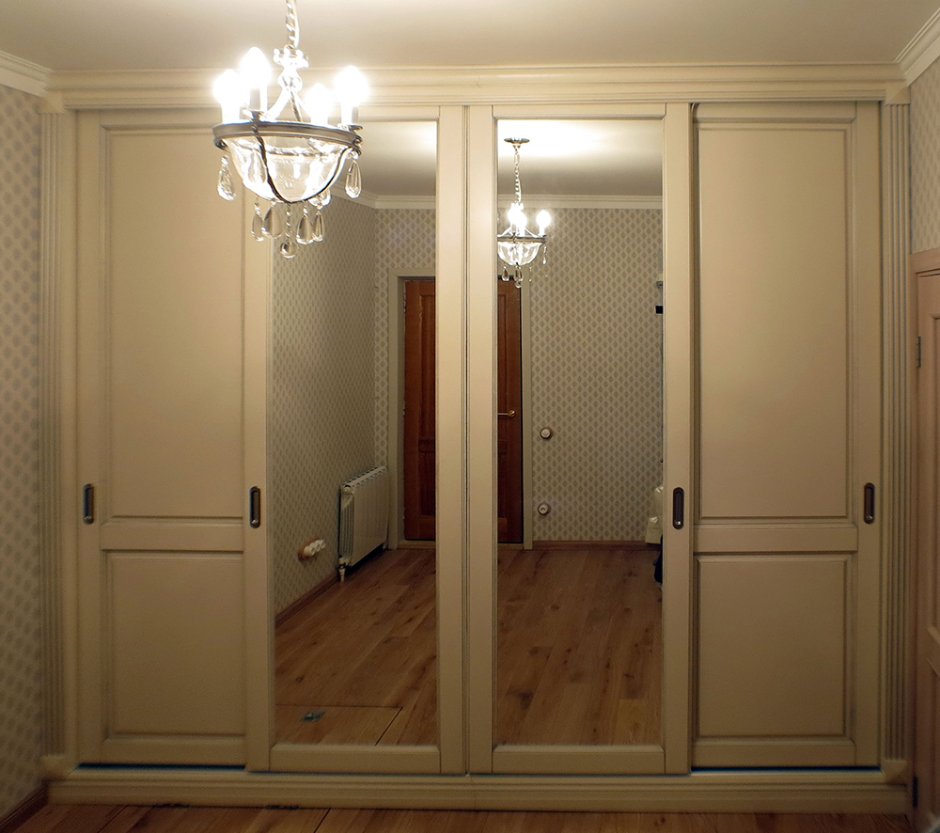 Гардеробные с зеркальными дверями
