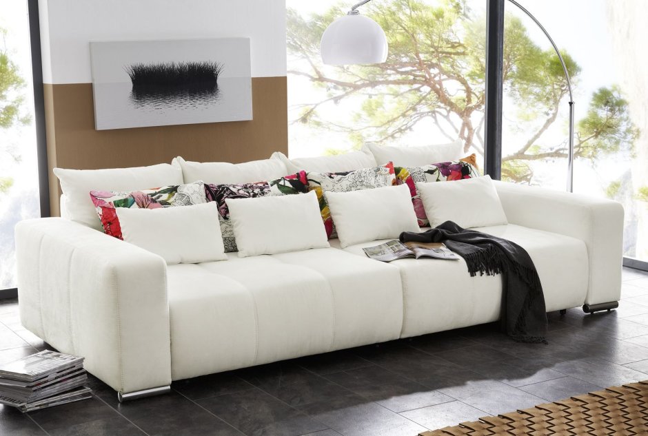 Белый диван с подушками
