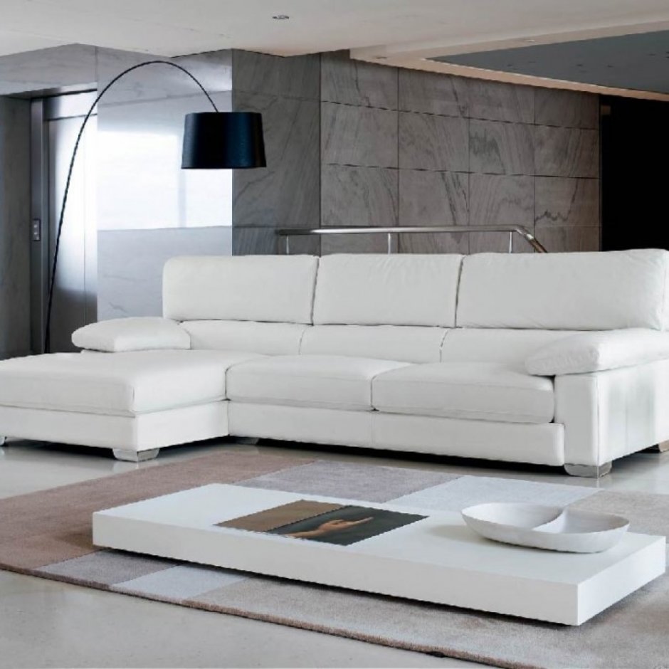 Большой белый диван