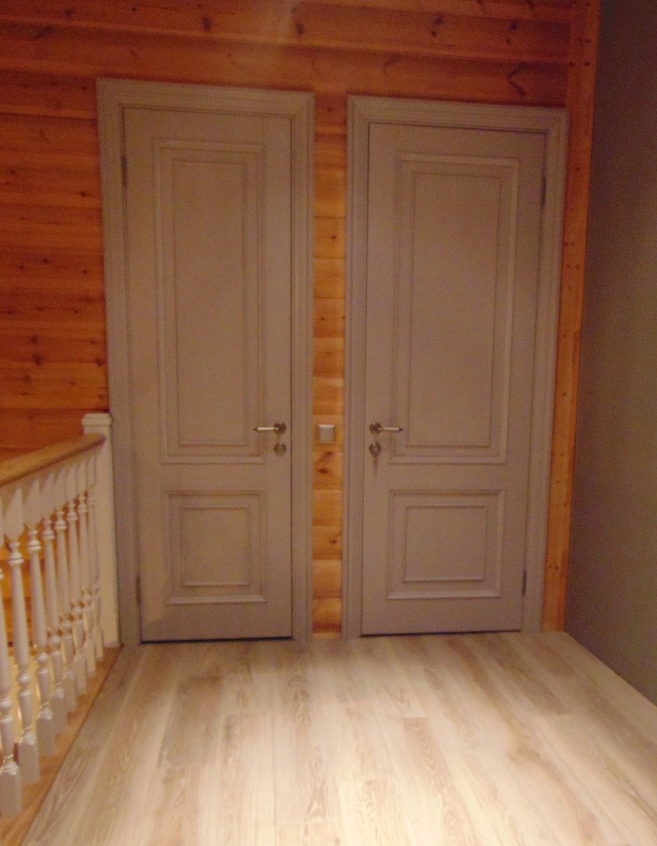 Цвет дверей в деревянном доме