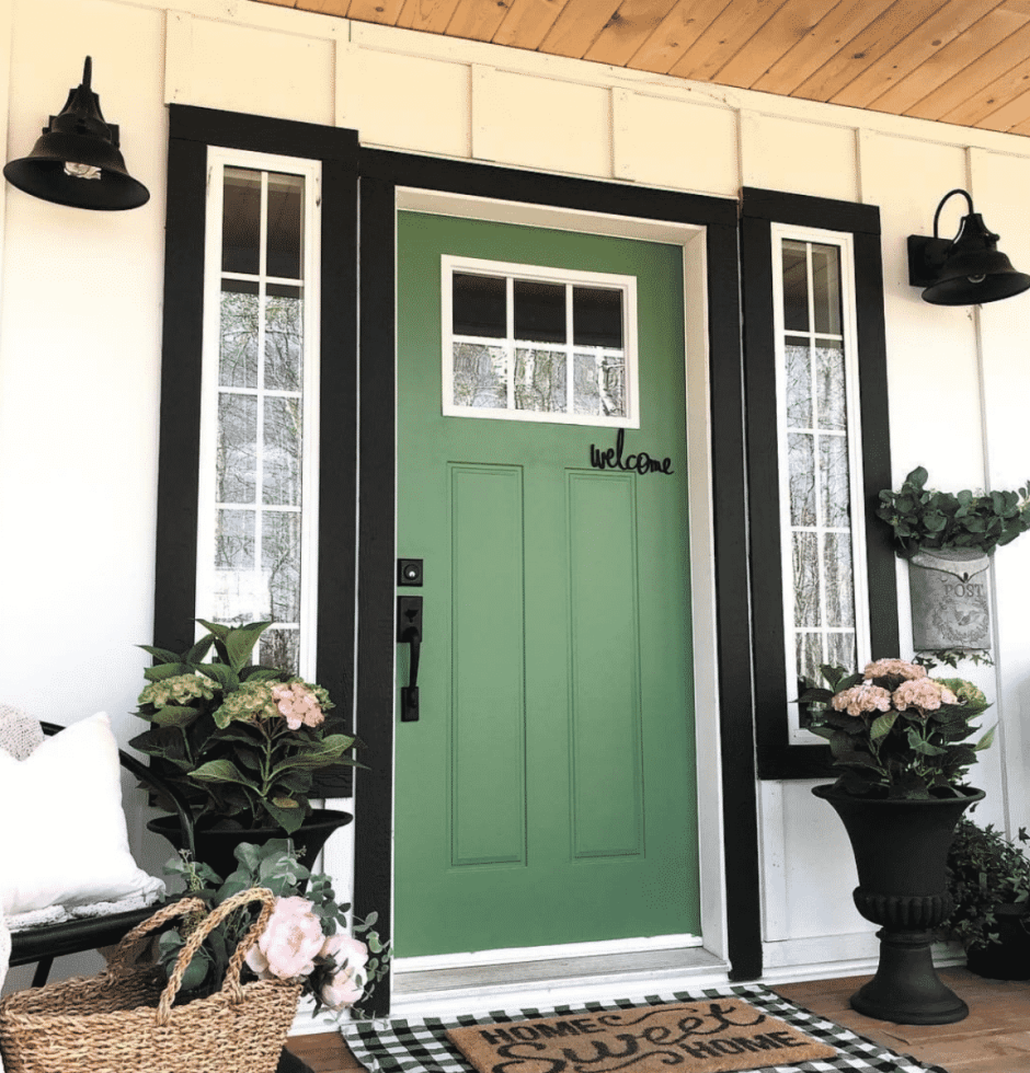 Зеленая входная дверь в дом
