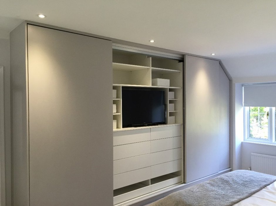 Встроенный шкаф в маленькой спальне с телевизором