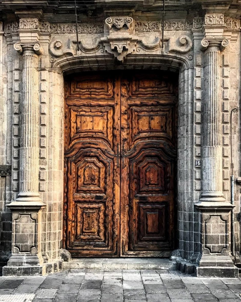Для вдохновения старинные деревянные двери