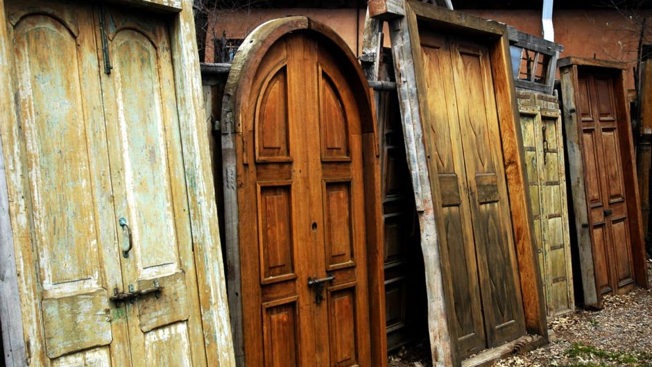 Открытая деревянная дверь