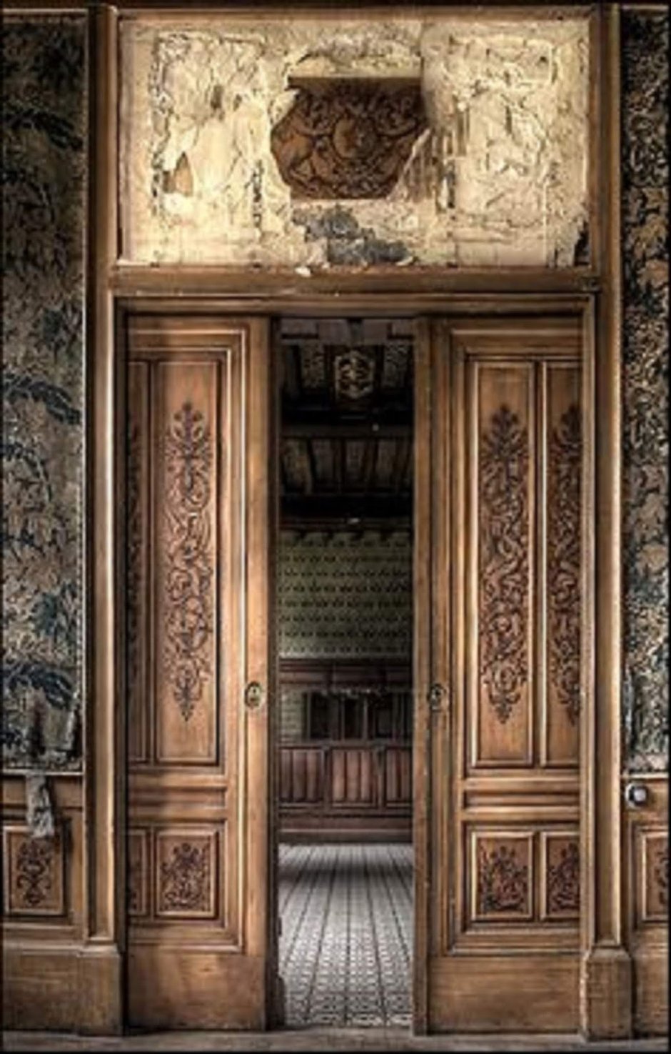 Огромные старинные двери