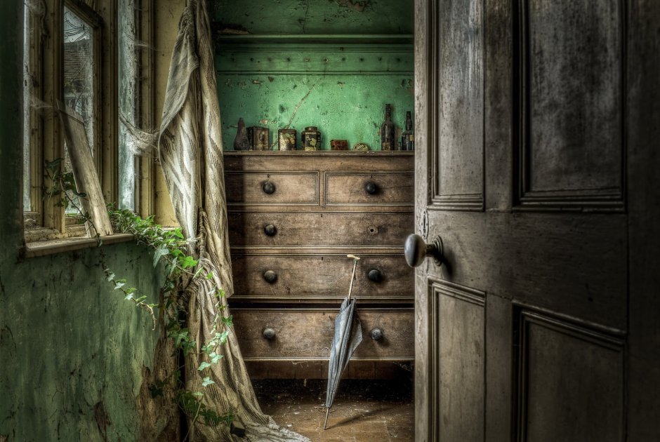 Старая дверь в комнату