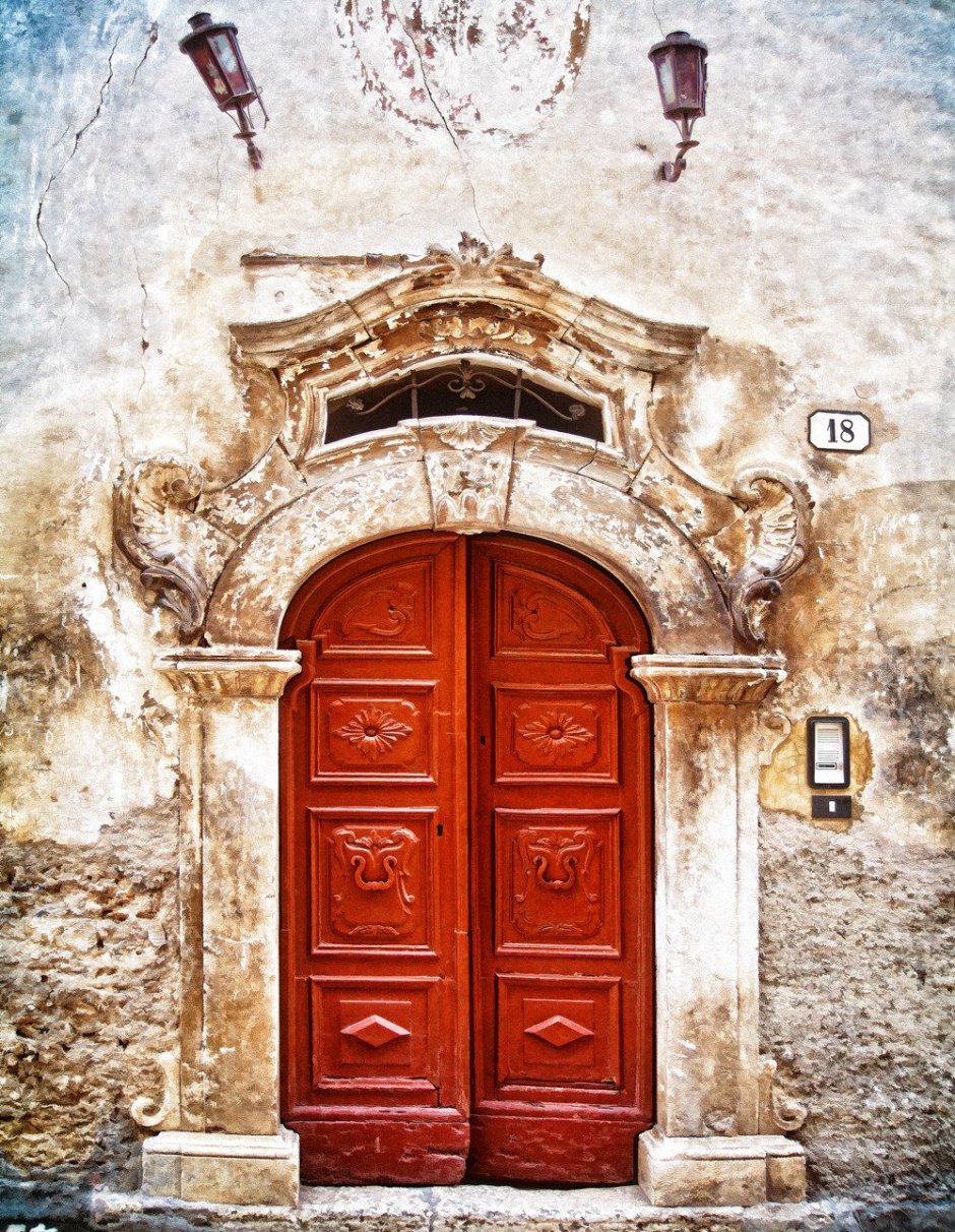 Красивые старинные двери Барселоны