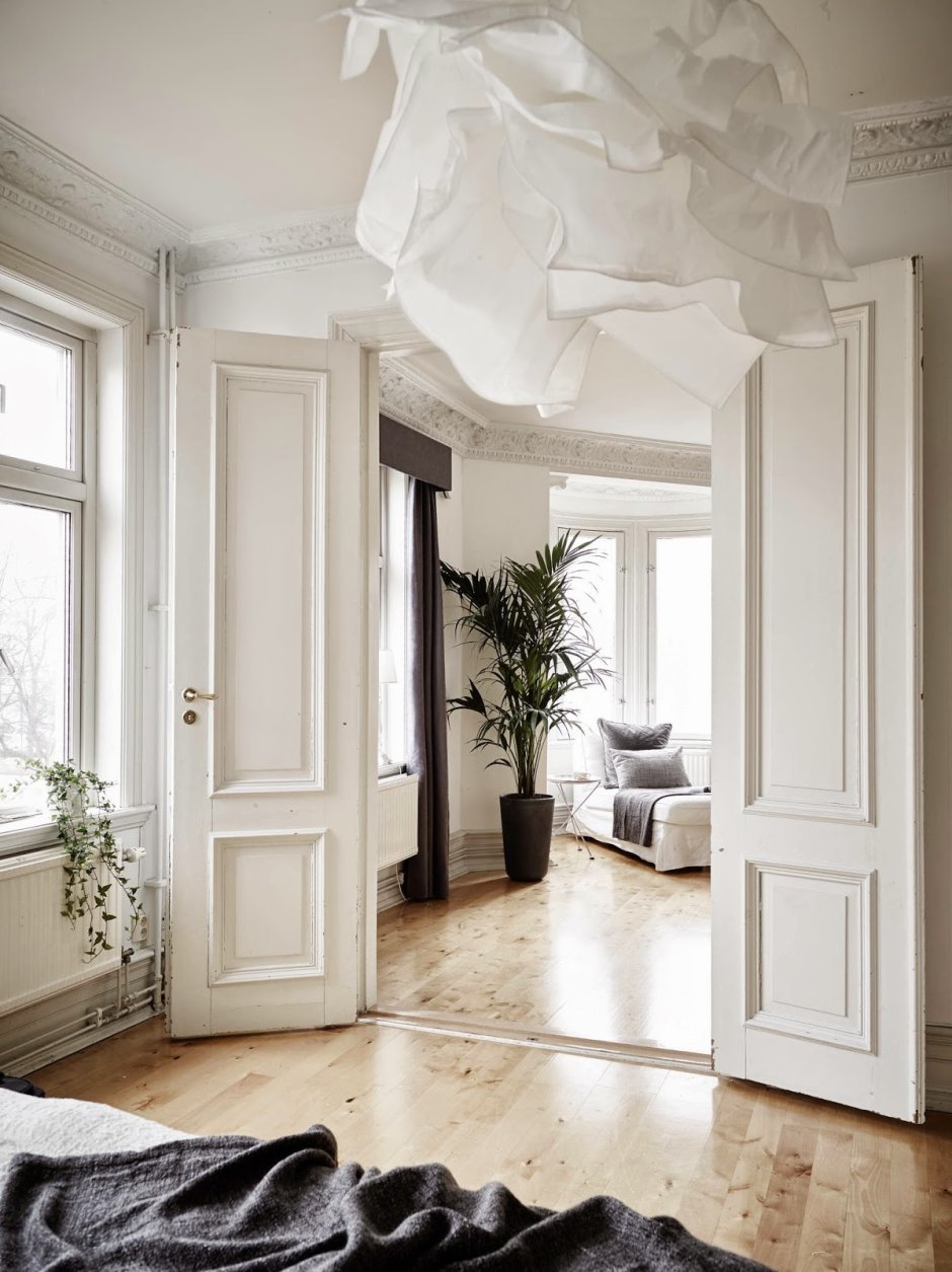 Деревянные двери в белом интерьере квартиры