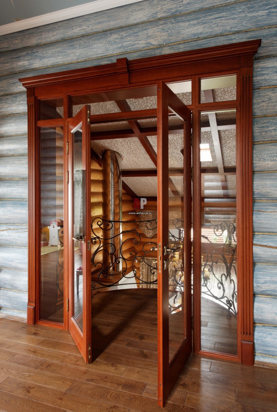 Стеклянные двери в деревянном доме