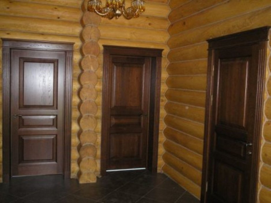 Двери в бревенчатом доме