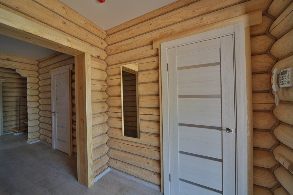 Белые двери в деревянном доме