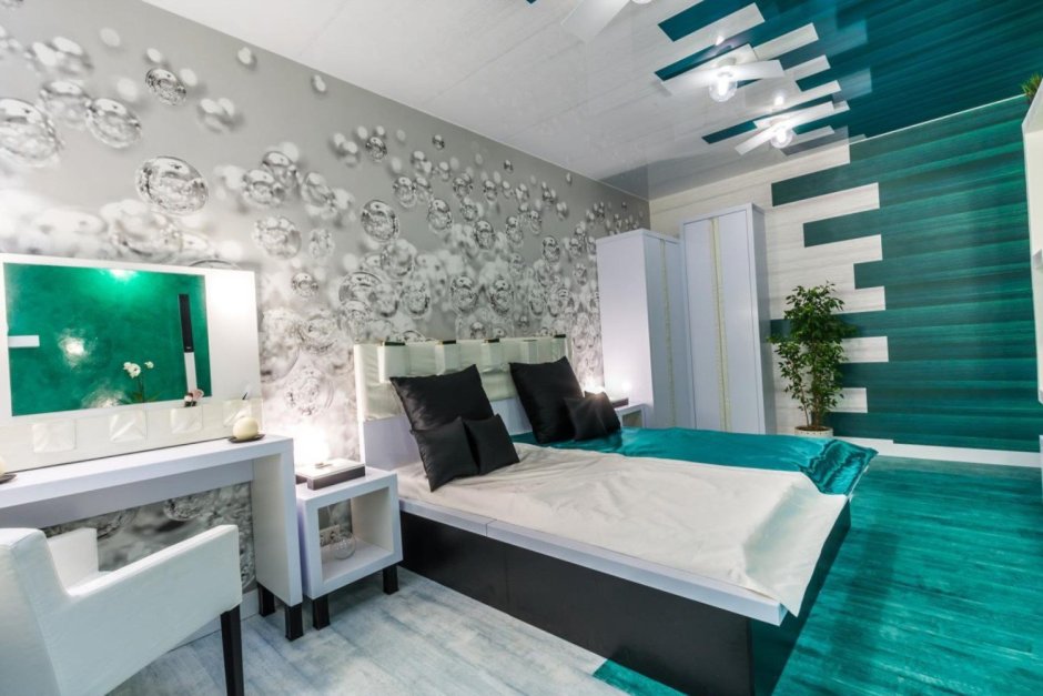 Комната с бирюзовыми обоями