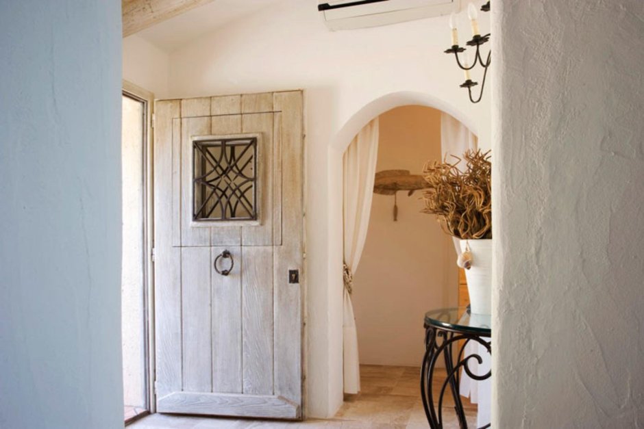 Оливковые двери в интерьере Прованс