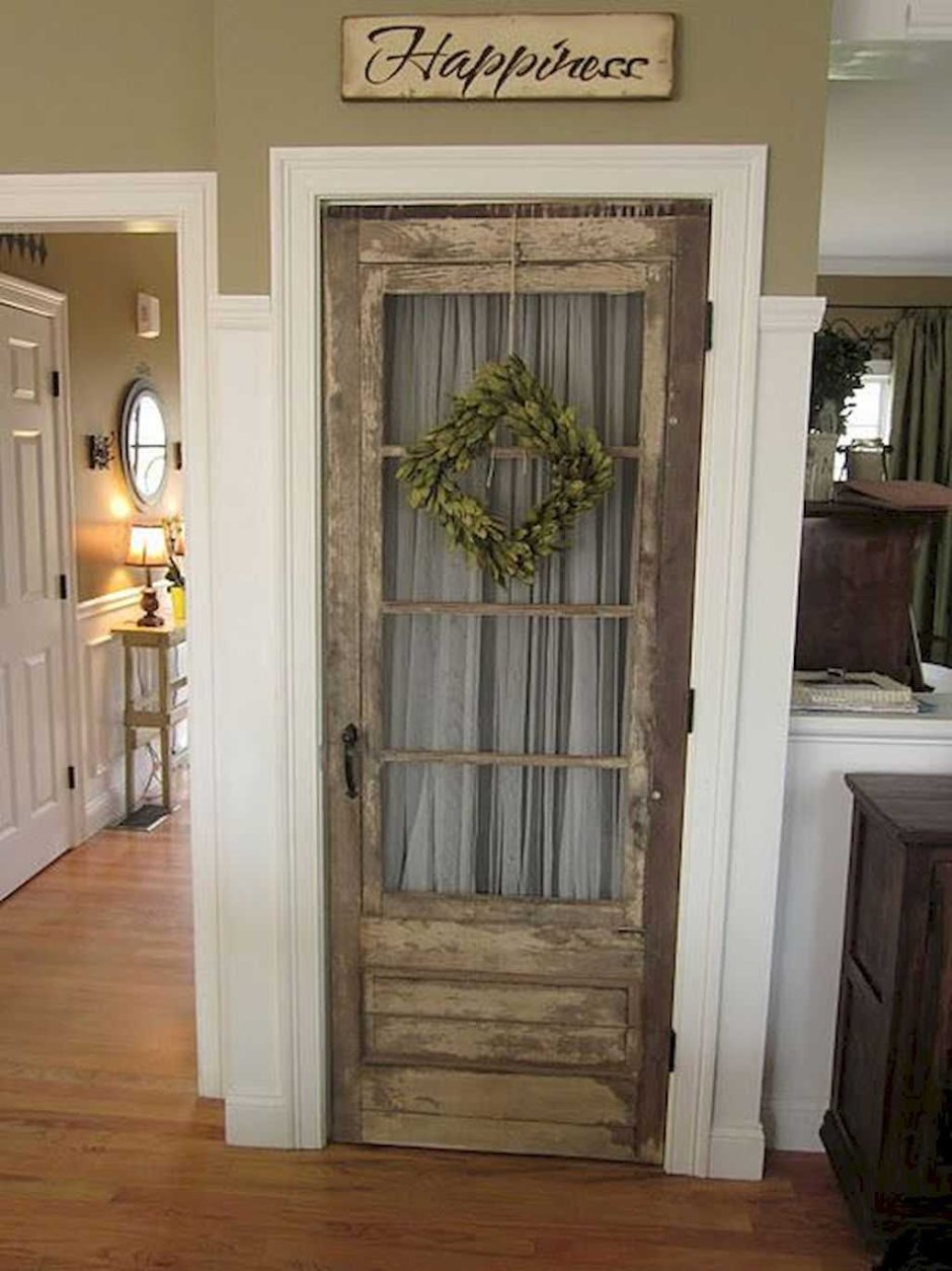 Старая дверь со стеклом