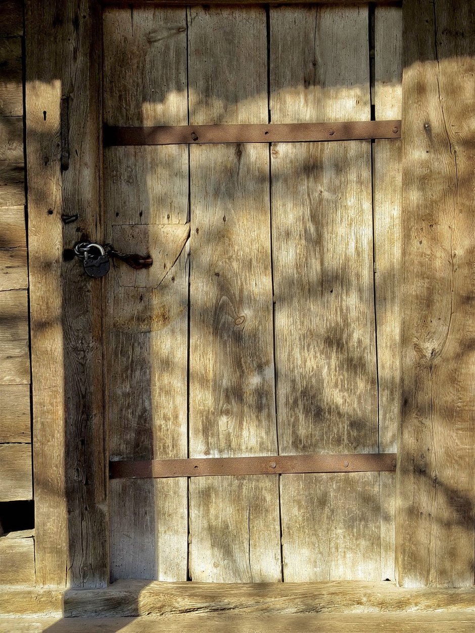 Обои деревянная дверь