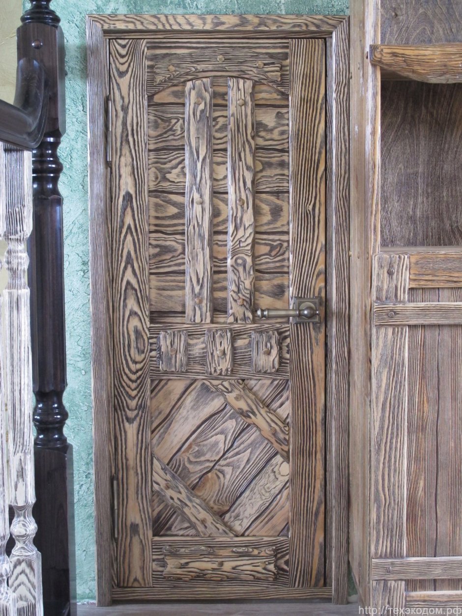Деревянная дверь в старинном стиле
