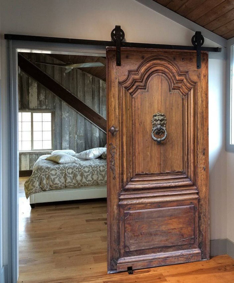 Спальня с деревянной дверью