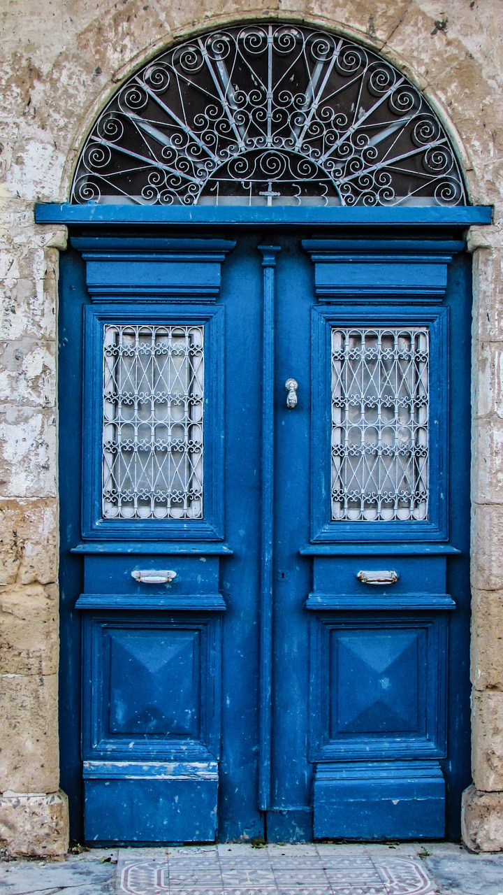 Синяя дверь в доме