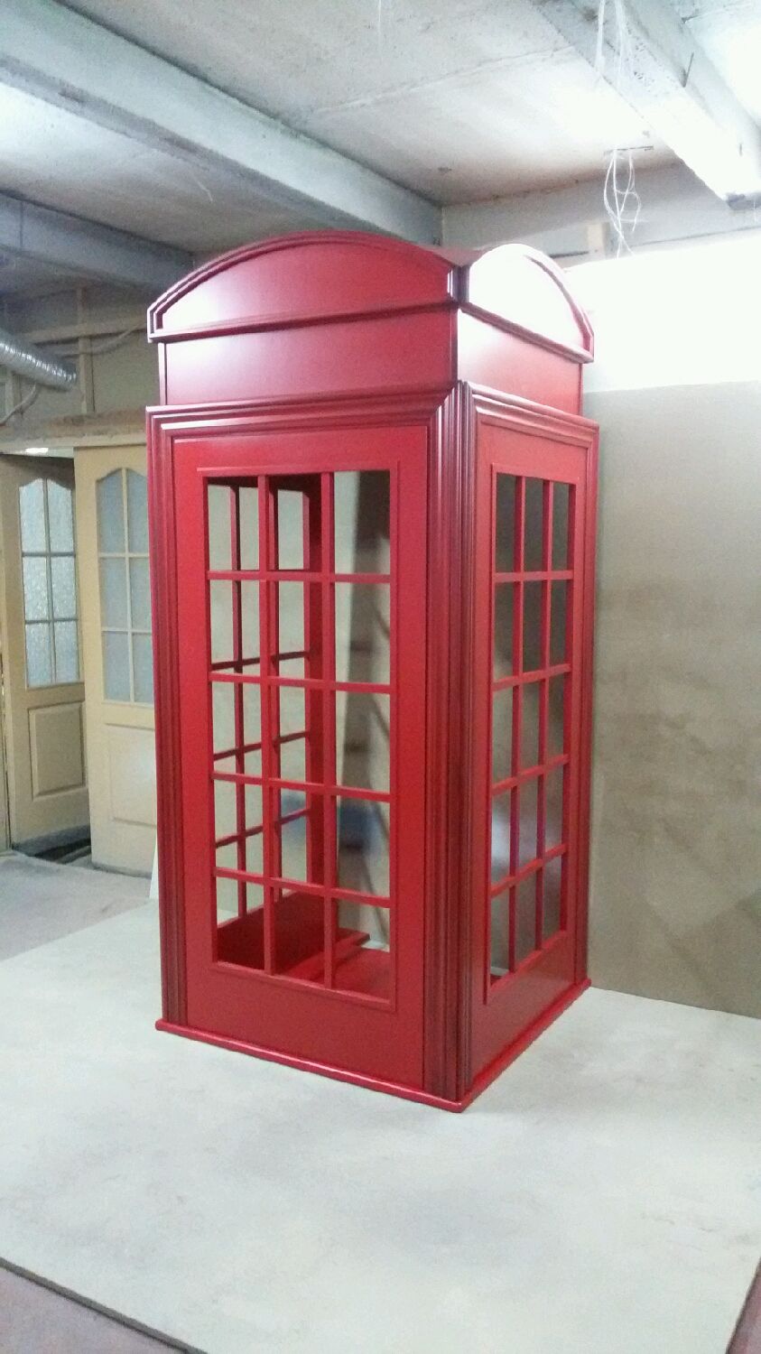 Шкаф телефонная будка в английском стиле