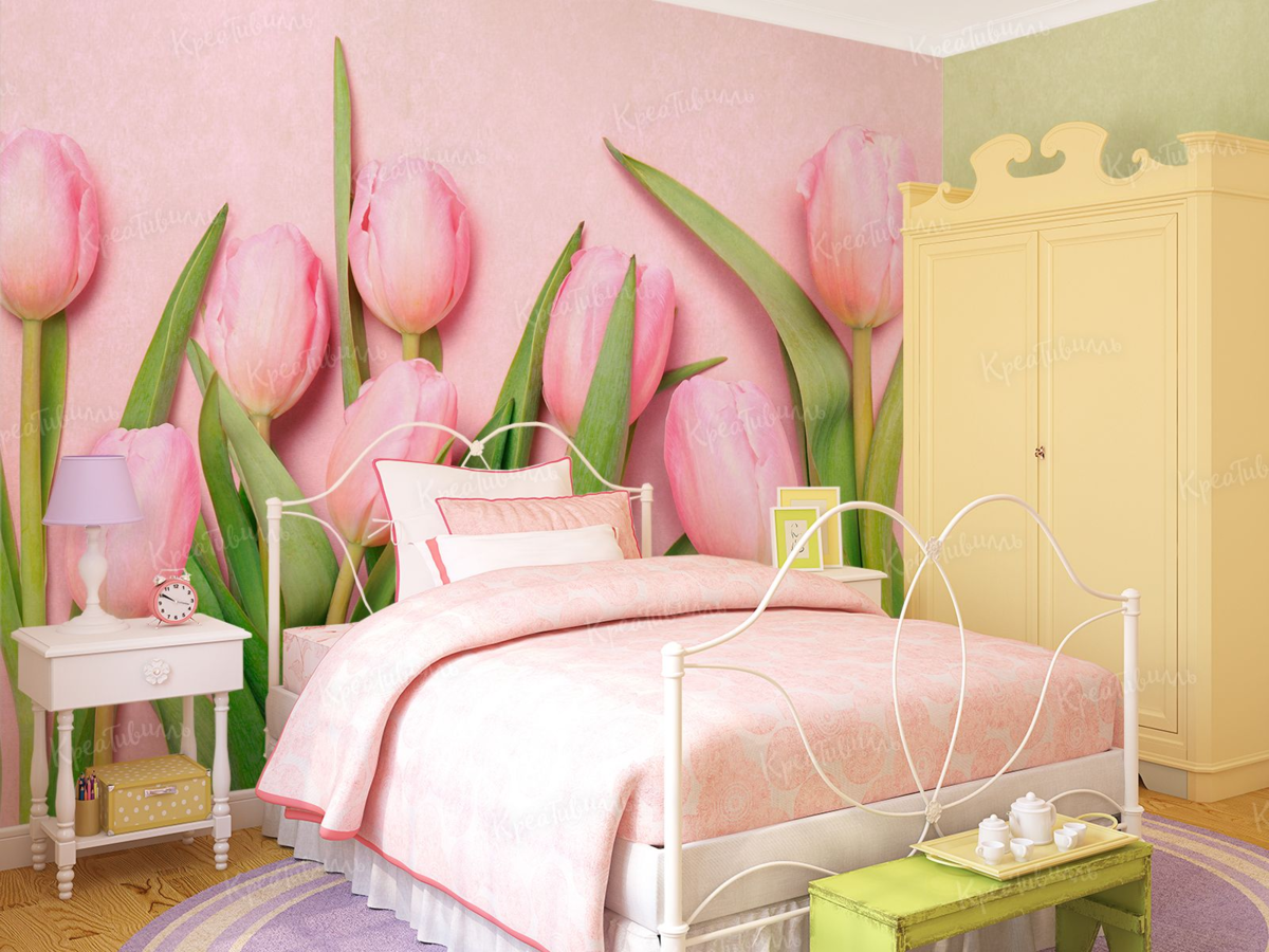 Розово зеленые обои. Спальня в зелено розовых тонах. Фотообои в спальню с тюльпанами. Тюльпаны в спальне. Розовый и зеленый в интерьере спальни.