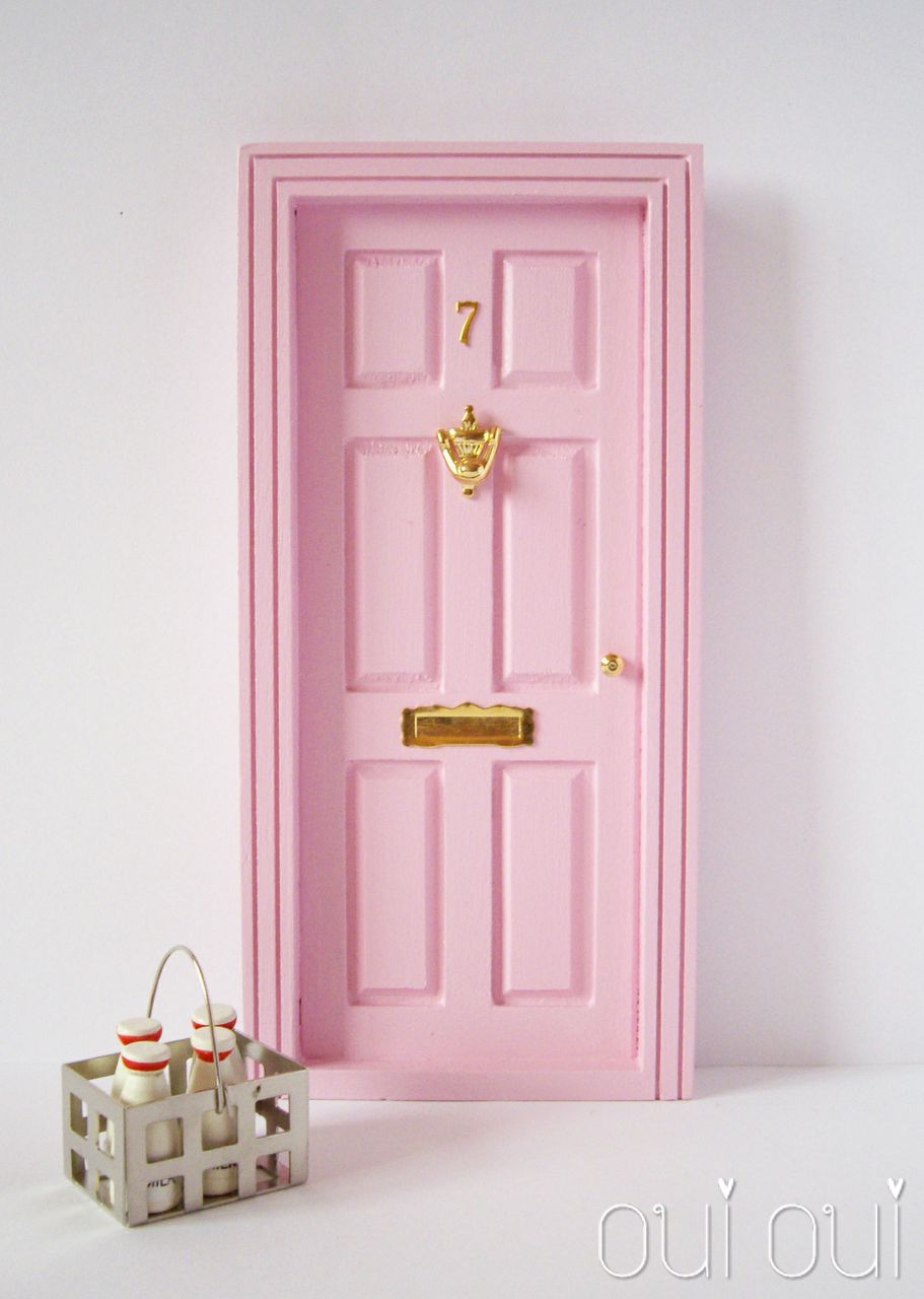 Розовая дверь