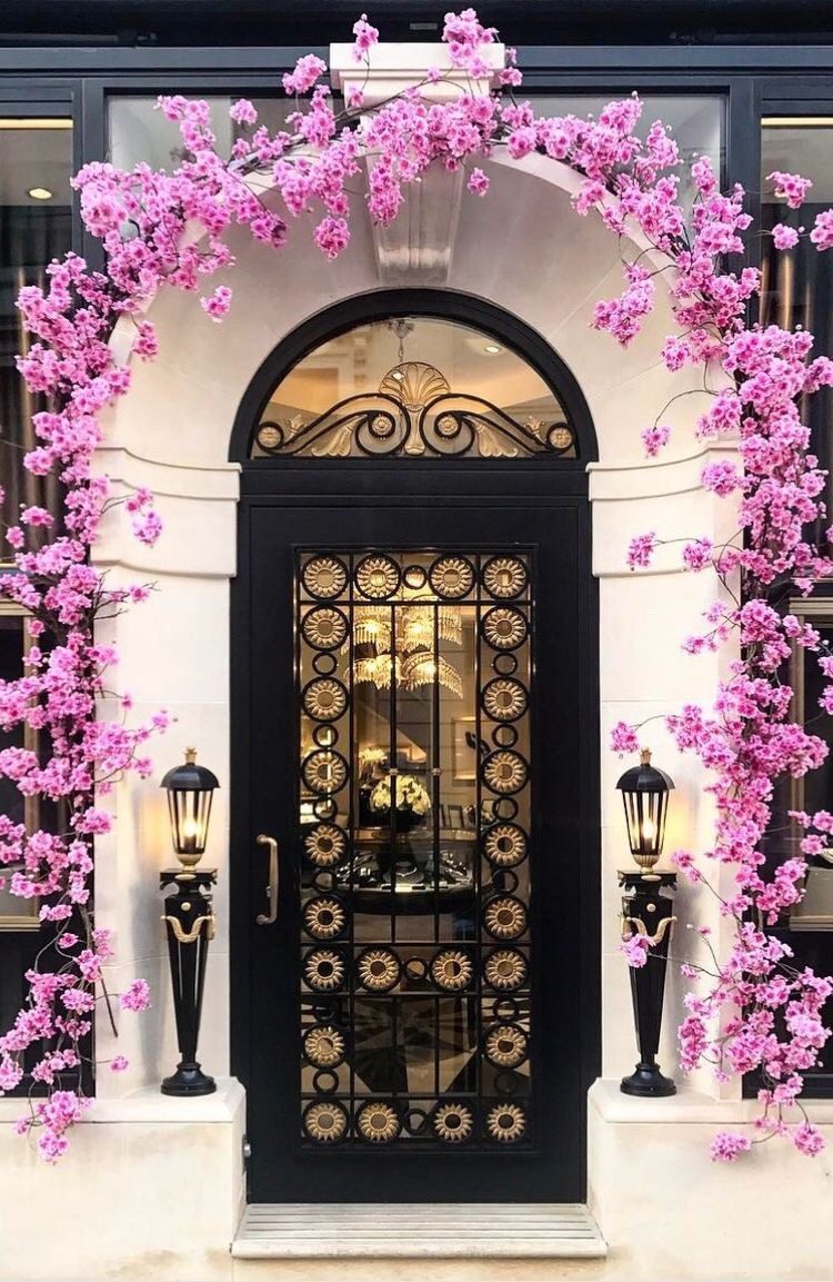 Входная дверь с цветами