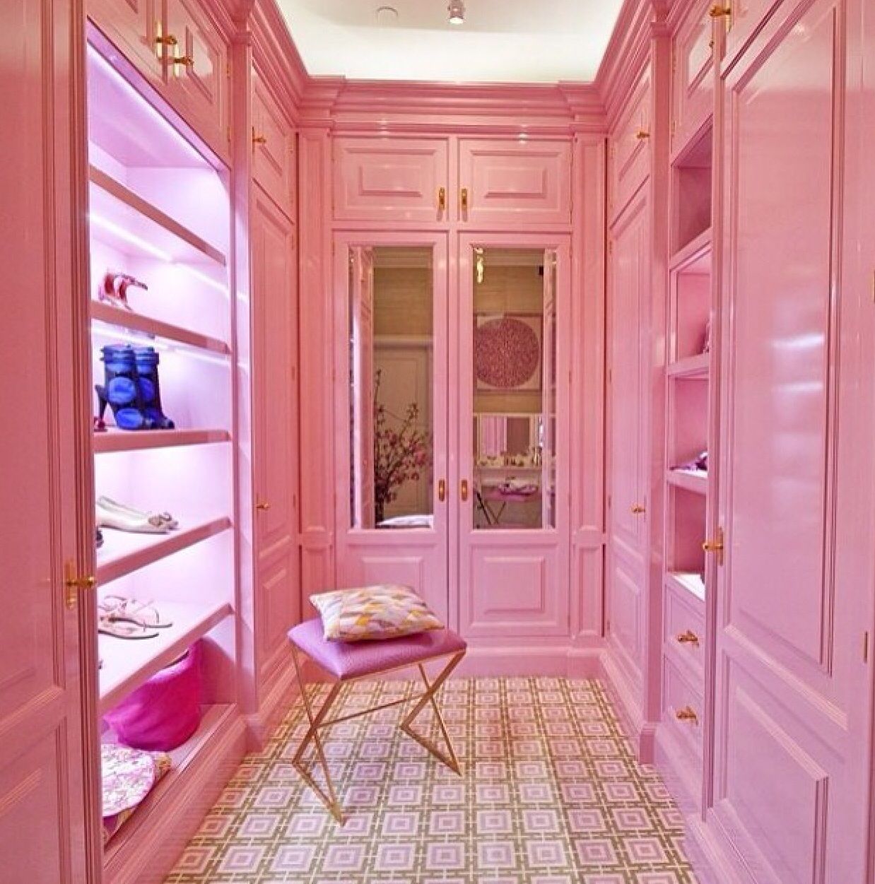 Перекрашу квартиру в розовый. Розовая гардеробная. Красивые гардеробные комнаты. Прихожая в розовых тонах. Розовая прихожая.