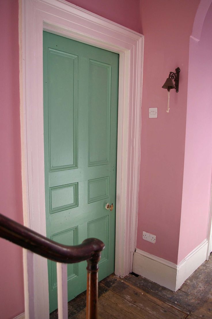 Покраска дверей в цвет стен