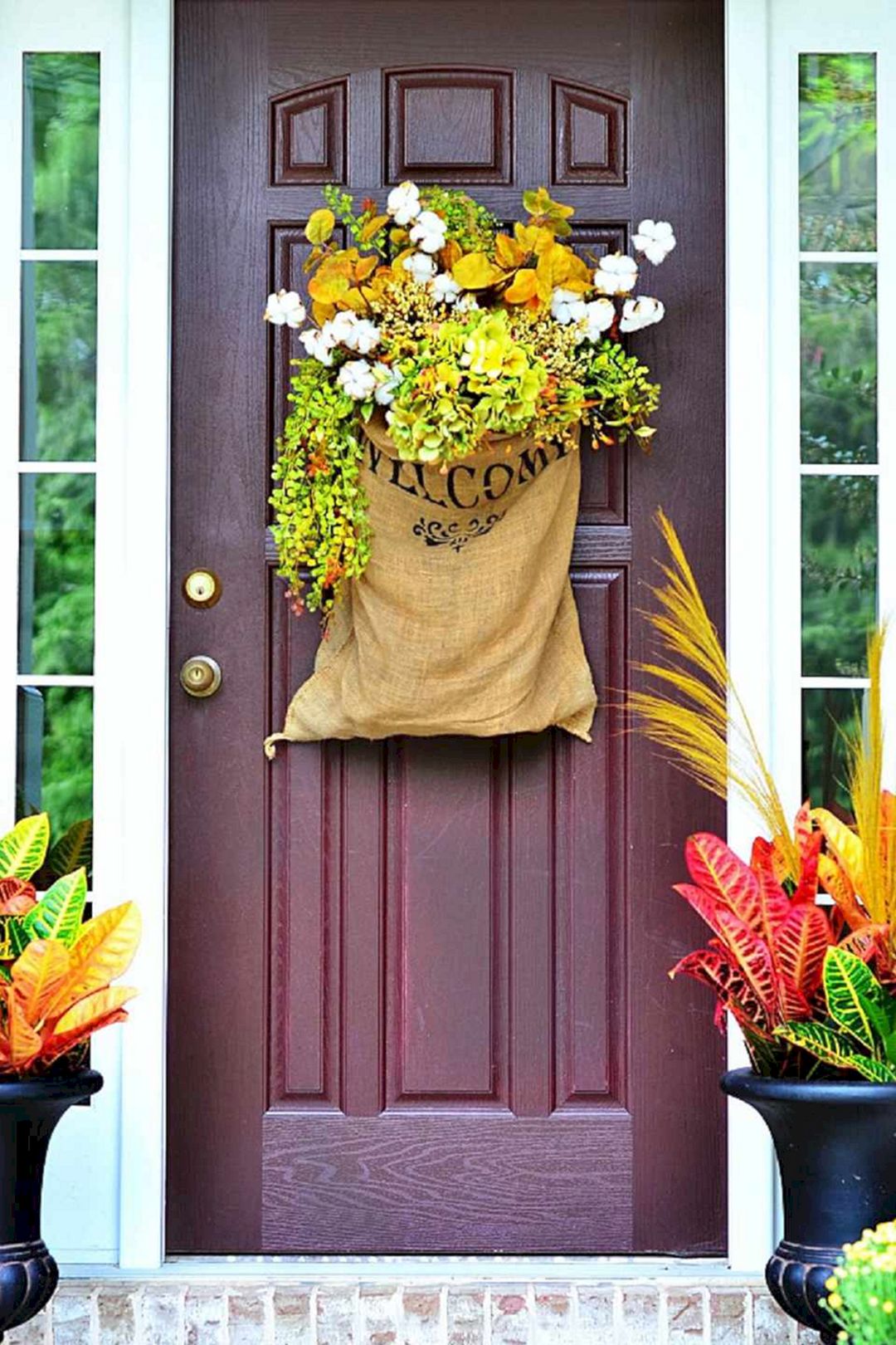 Как красиво оформить дверь. Украшение входной двери. Декор входной двери. Декорирование входной двери. Весенний декор на дверь.