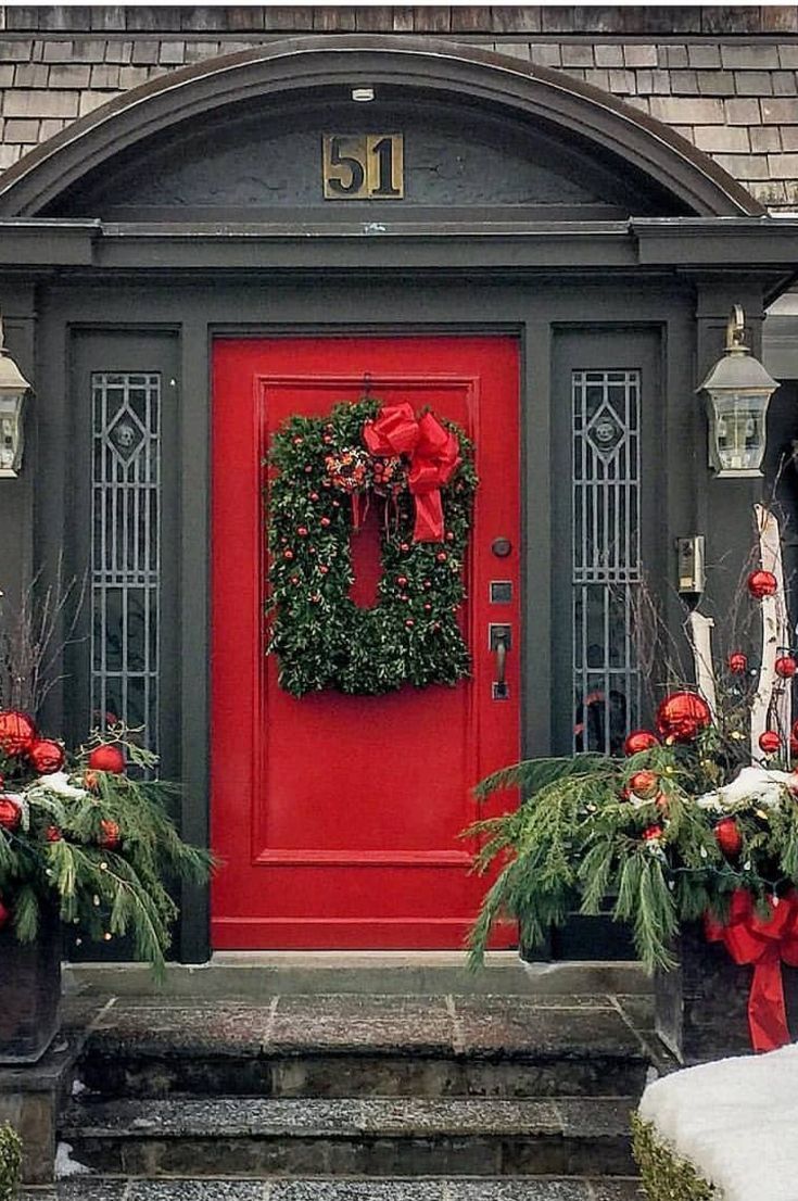 Новогоднее украшение входной двери на улице