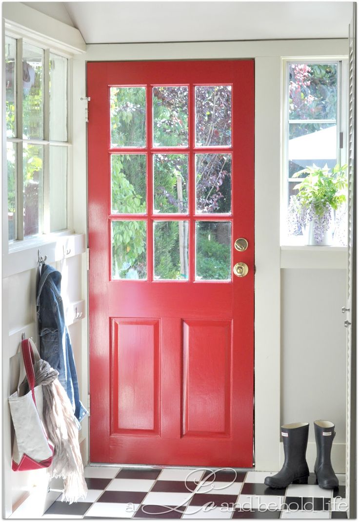 Красная пластиковая дверь